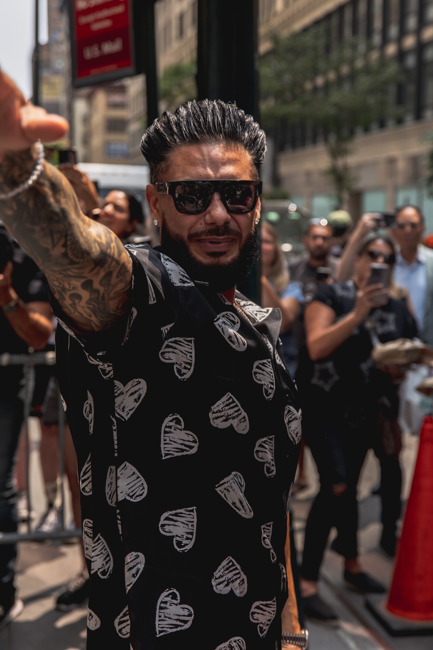 Pauly D points to the camera with fans' phones raised behind him in New York City — the delivered frame, candid commercial event photography by Brian Mullin, Pause Studios