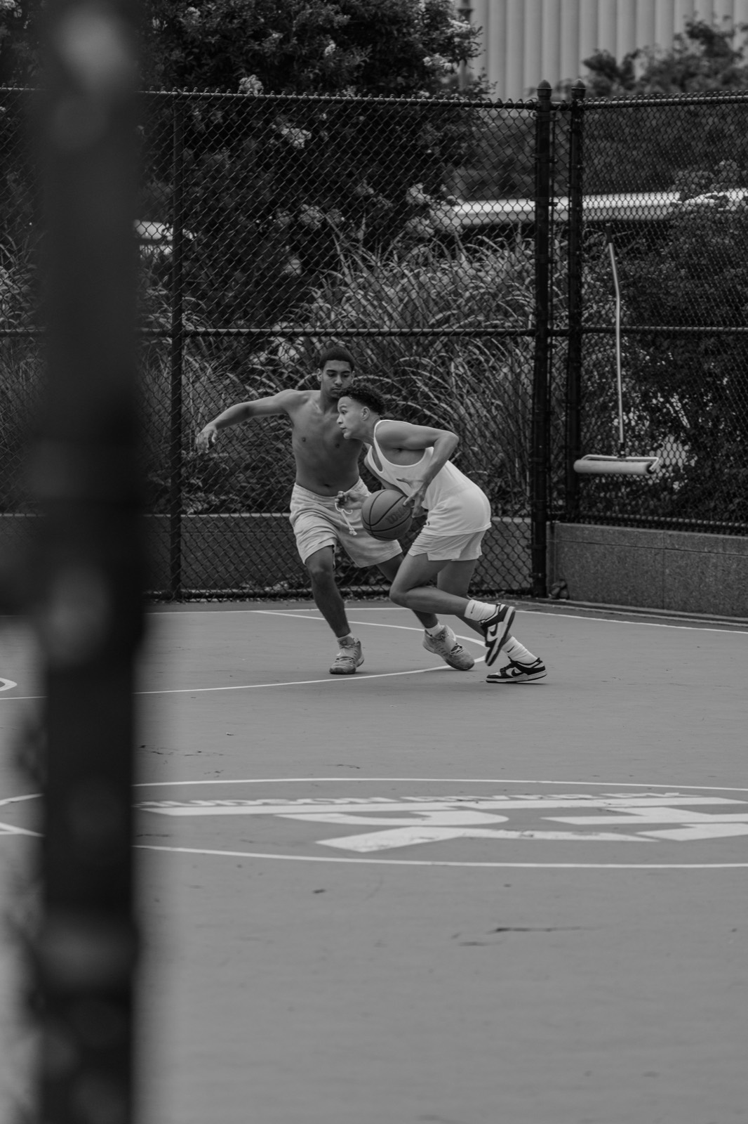 Basketball court scene in black and white, New York City. Pause Studios.