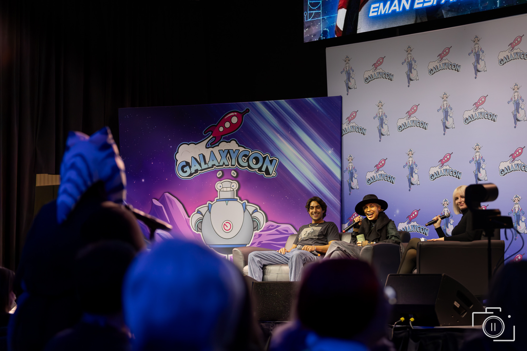 Main stage and audience scale at GalaxyCon Columbus 2025. Editorial convention photography by Brian Mullin, Pause Studios.