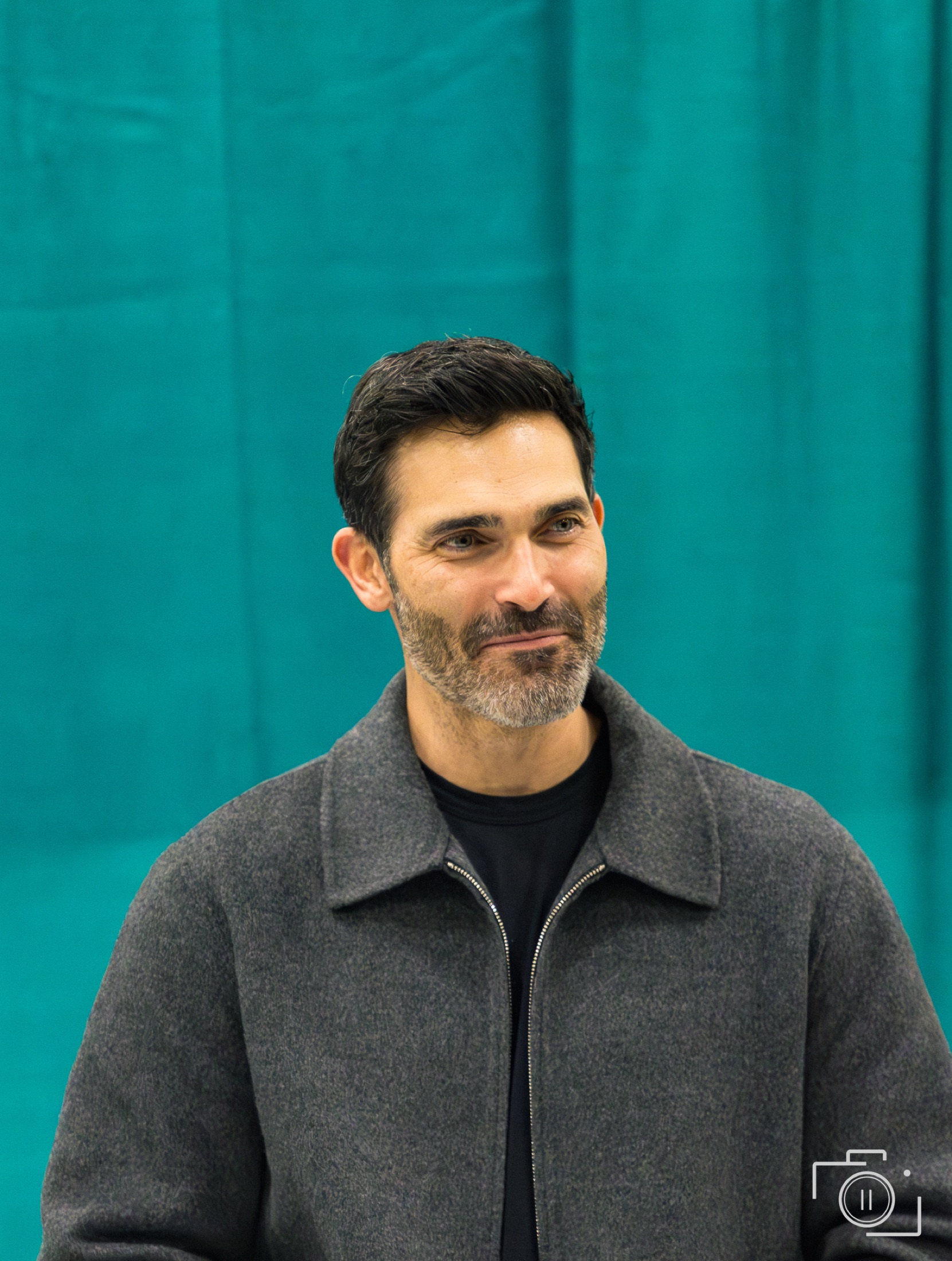 Tyler Hoechlin at Galaxy Con Columbus 2025 — portrait against teal convention backdrop. Editorial photography by Brian Mullin, Pause Studios.